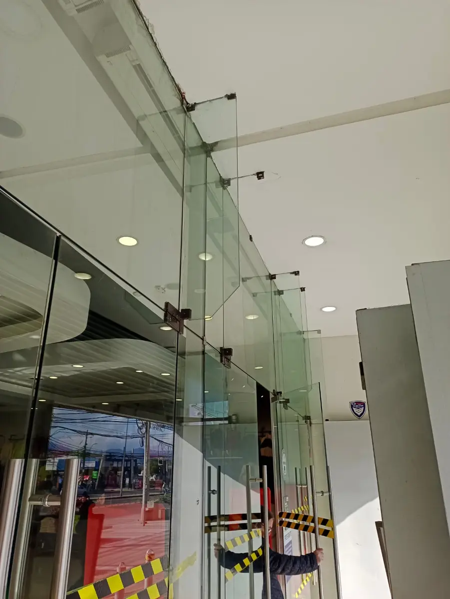 Fachada de vidrio en un local comercial con fijaciones puntuales