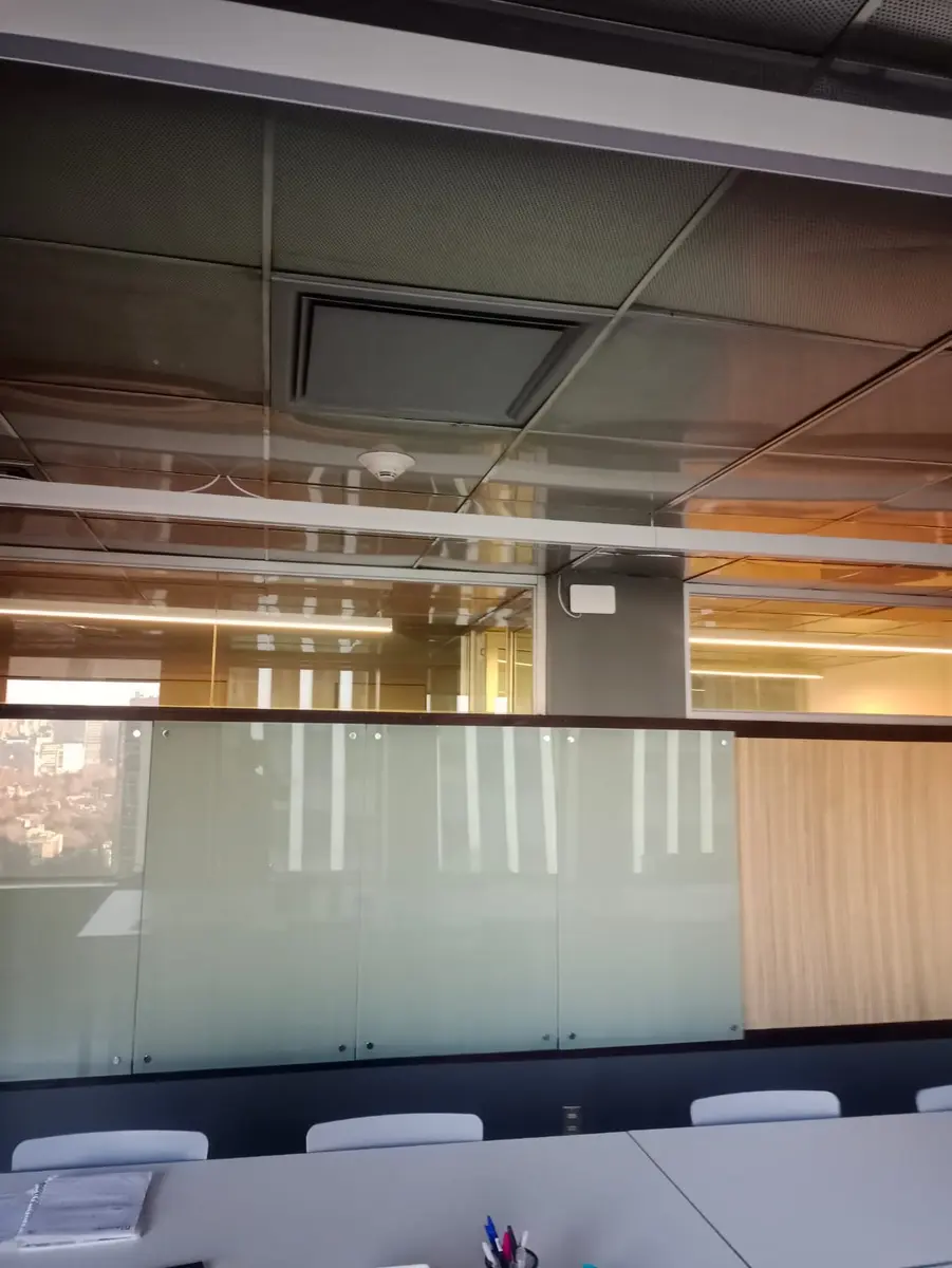Sala de reuniones con una franja de vidrio empavonado para dar privacidad